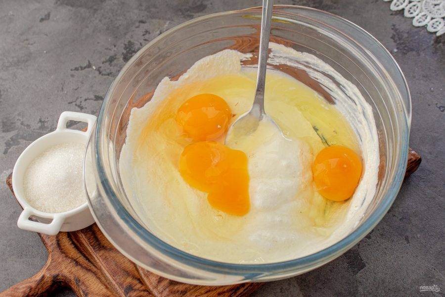 По истечении времени вбейте яйца и добавьте сахар. Если яйца отборные крупные, то достаточно 2 штук, если маленькие — 3 штуки. Количество сахара регулируйте по своему вкусу, это зависит от сладости тыквы и яблок.