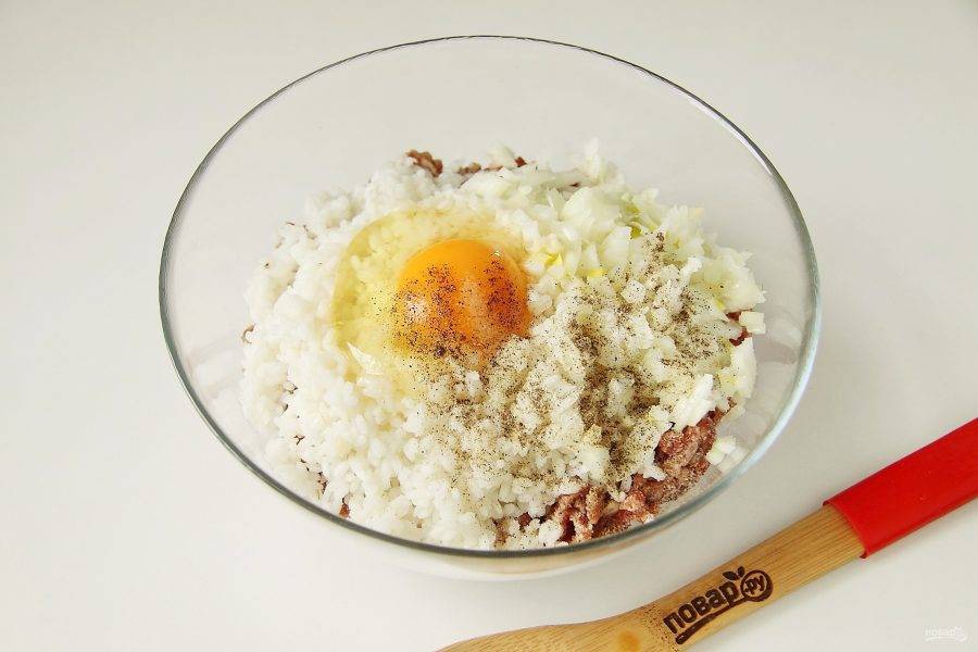 Добавьте к нему отваренный до полуготовности рис, нарезанное мелкими кубиками лук, яйцо, соль и перец по вкусу.