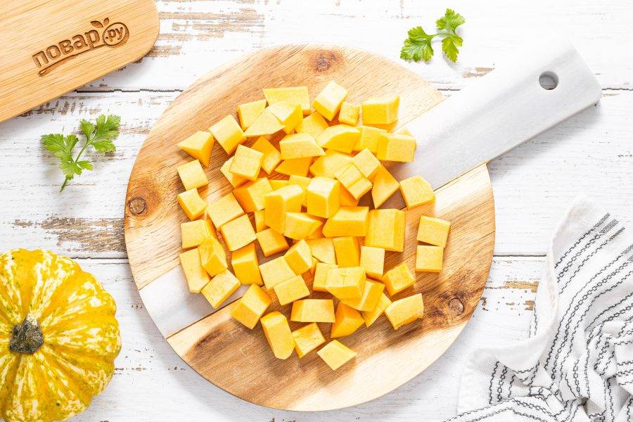 Нарежьте тыкву кубиками. Вы можете нарезать тыкву и на более крупные ломтики, но так она дольше будет ферментироваться.