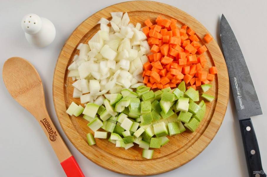 Порежьте овощи среднего размера кубиками.