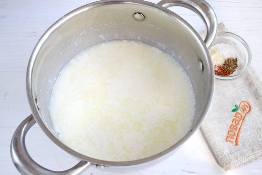 Кефир и молоко соедините в кастрюле. Поставьте на медленный огонь, нагревайте до сворачивания молока. До кипения не доводите.