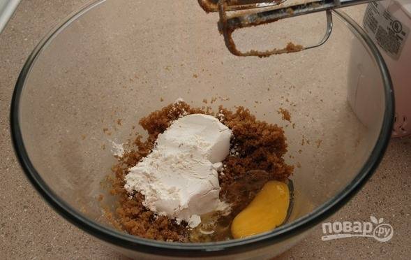 2. Теперь в миску добавьте муку, соль, ванилин и яйцо. Очень хорошо смешайте миксером до однородной текстуры.