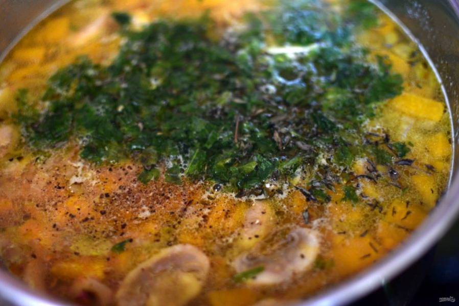 Посолите и поперчите по вкусу, добавьте рубленую зелень сельдерея или петрушки и листики тимьяна. Отключите нагрев и дайте супу настояться минут 15.
