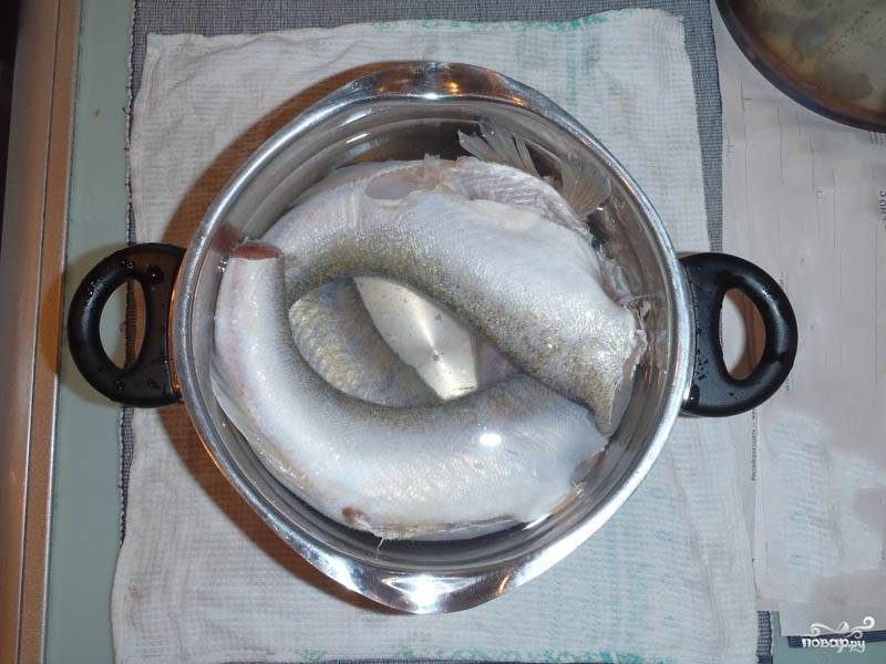 Очищенного судака хорошенько натираем крупной солью на свой вкус. Специи можно добавить, а можно и обойтись, кто как любит. Оставляем судака на ночь в холодильнике.