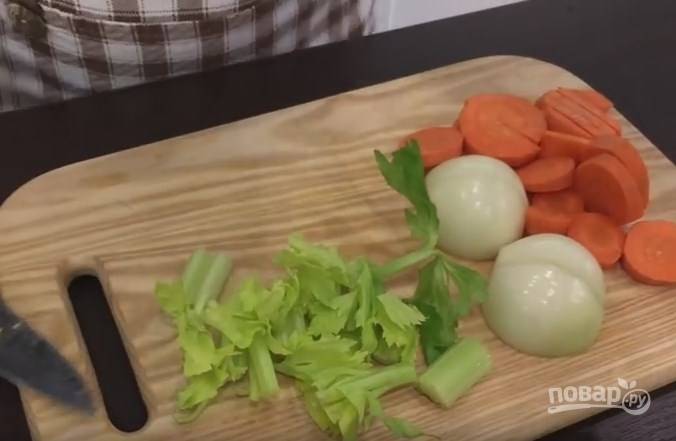 3. Овощи нарезаем таким образом: морковку — кружочками, лук разрезаем на 4 части, сельдерея срезаем около 30 грамм.