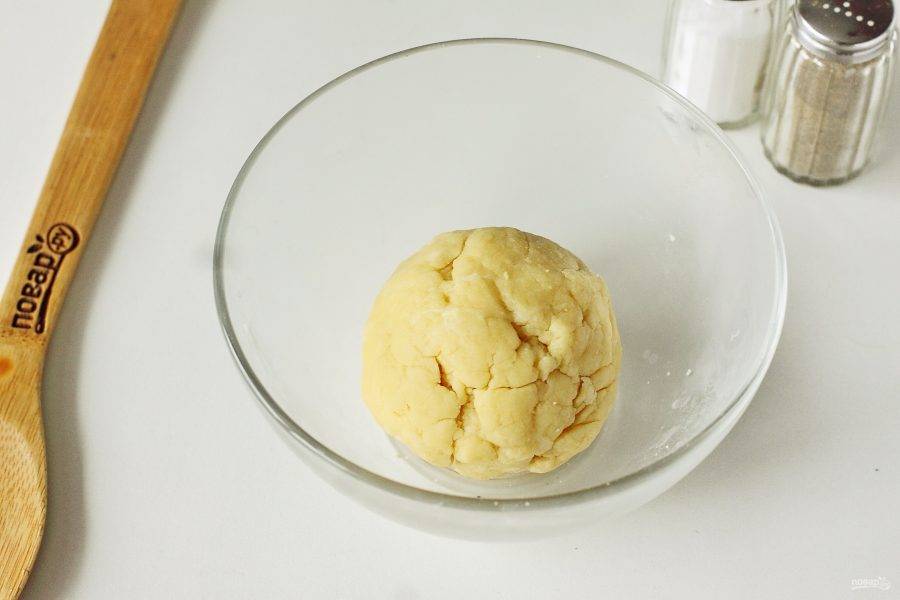 Добавьте сметану и соберите тесто в шар. Заверните тесто в пищевую пленку и уберите в холодильник на 30 минут.