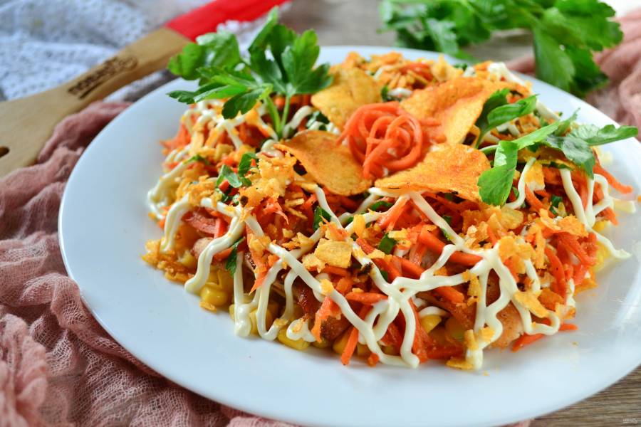 Салат с курицей, помидорами, кукурузой и чипсами: рецепт - Лайфхакер