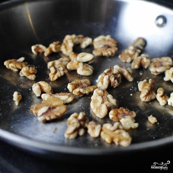 Грецкие орехи прокаливаем на сухой сковороде в течение 1 минуты.