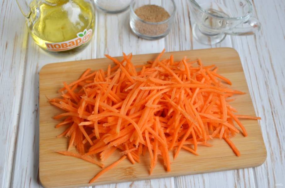 3. Морковь очистите, натрите на терке или порежьте соломкой.
