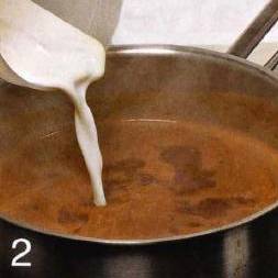 Молоко довести до кипения, залить в горячий шоколад. Размешать.