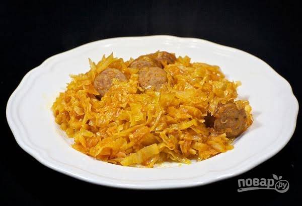 Тушёная капуста с рисом и сосисками — рецепт с фото