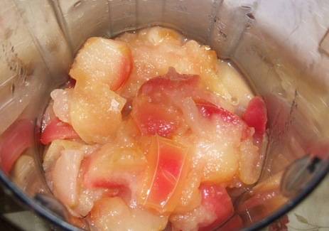 3. Варить яблоки нужно не более 25 минут (томить). После этого отправляем их в чашу блендера или кухонного комбайна. Взбиваем до образования пюре.