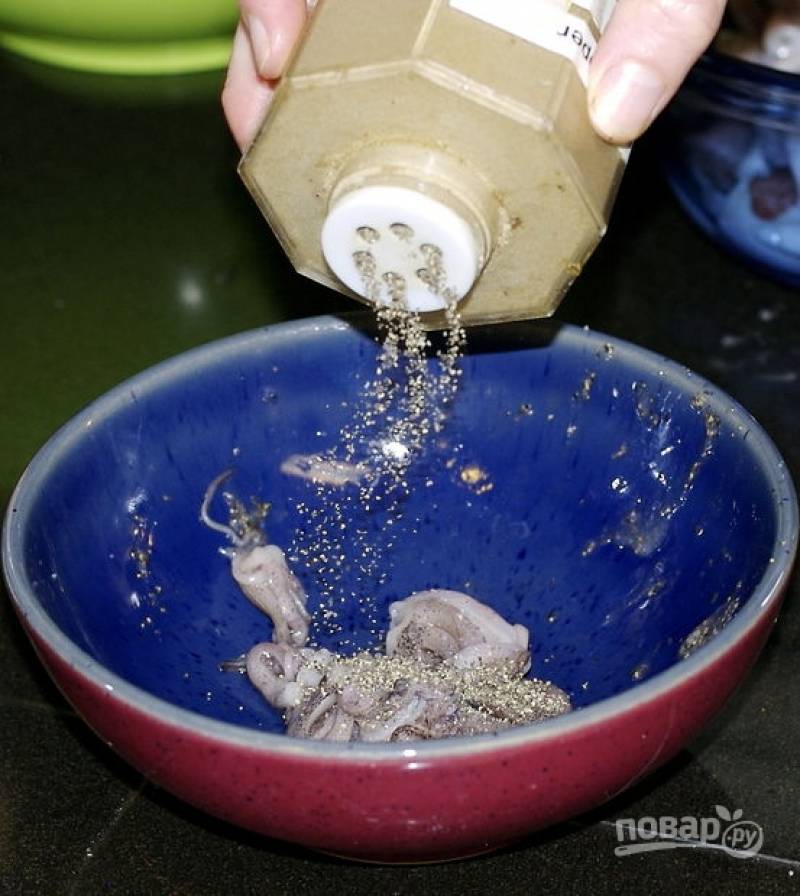 2.	Вытираю кальмары салфетками, перекладываю в миску, посыпаю солью и черным молотым перцем.
