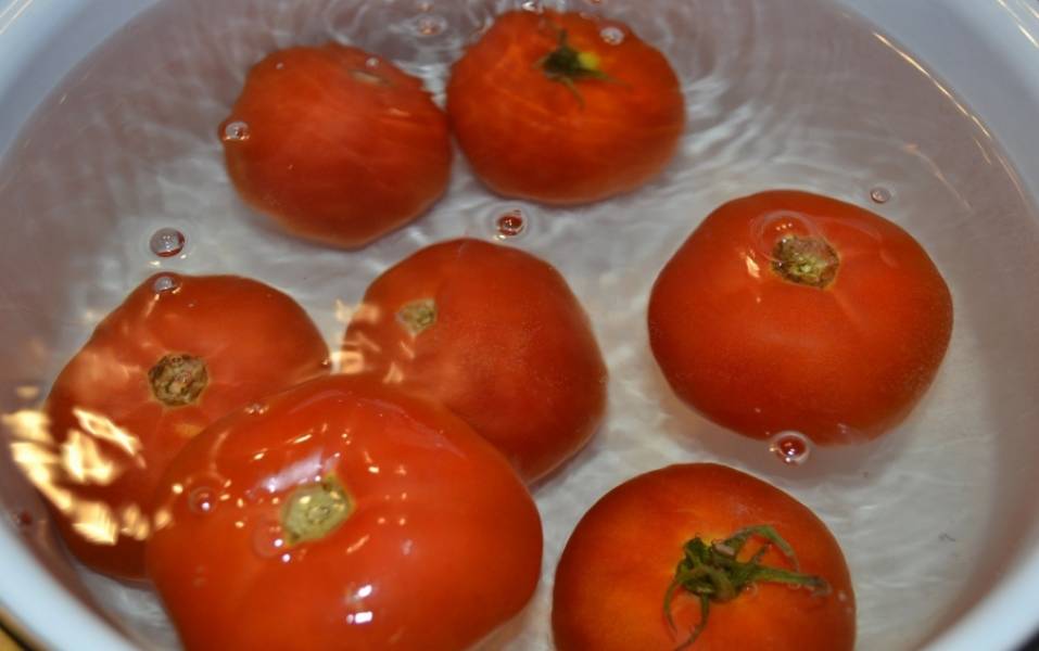 Для начала помидоры окуните в кипяток, чтобы кожицу снять.