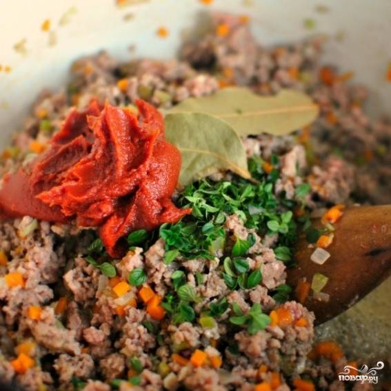 4. К готовому мясу добавьте лавровые листья, тимьян и томатную пасту. 