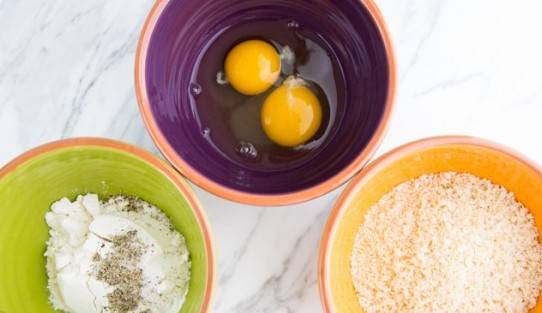 Разложить по широким мискам: яйца, муку с перцем и панировку.