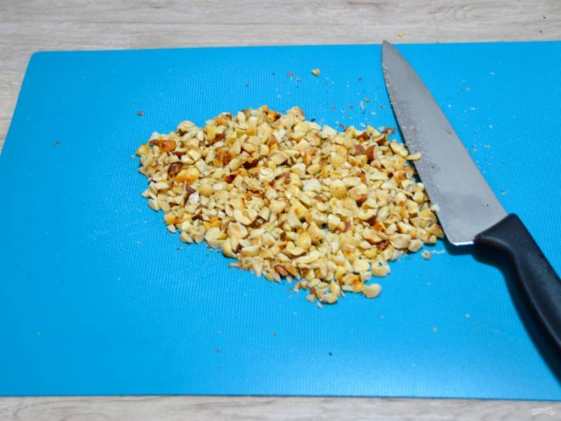 Измельчите орехи с помощью ножа в крошку, не очень мелко.