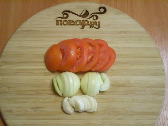 3. Режем кольцами помидор, лук и чеснок.