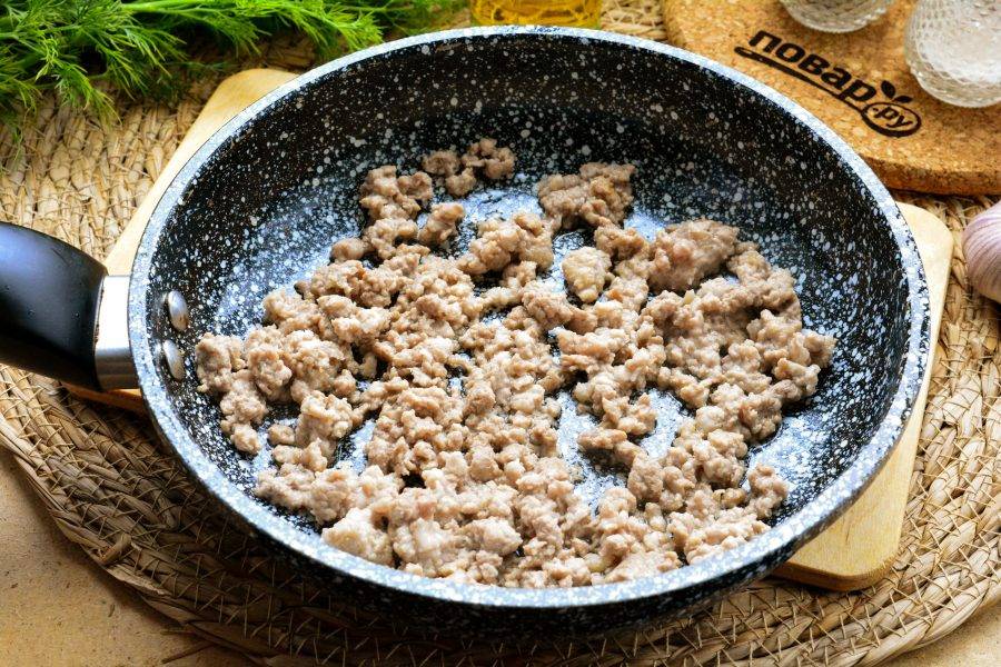 Мясной фарш выложите в сковороду с разогретым маслом, жарьте 5-6 минут, помешивая. Для рецепта используйте любой фарш.