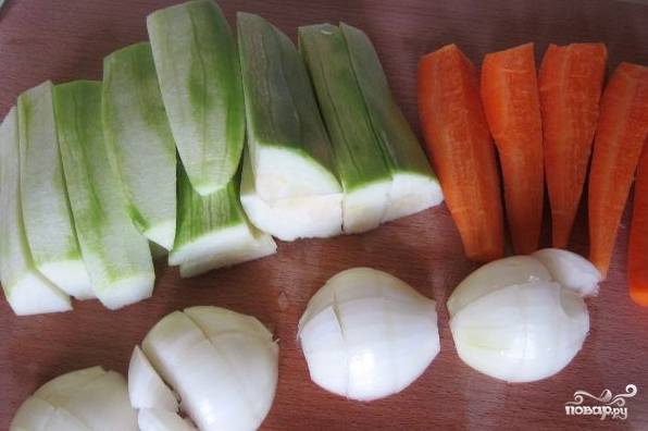 Кабачки, морковь и лук очистите. Нарежьте овощи так, чтобы их можно было пропустить через мясорубку. Кусочки должны быть небольшими.