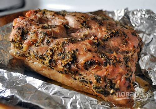 3. Оберните мясо в фольгу и выпекайте свинину 1 час 30 минут в разогретой до 200 градусов духовке.