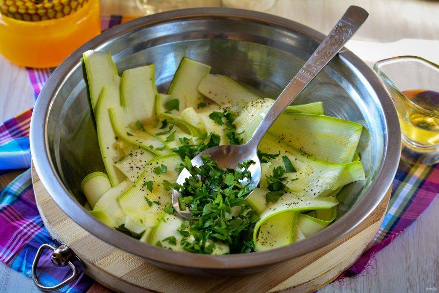 Добавьте мелко нарезанную петрушку, перемешайте овощи и оставьте мариноваться в холодильнике на пару часов.