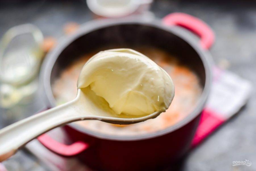 Следом добавьте мягкий сливочный сыр, соль, перец, специи. Варите суп еще 10-12 минут. 