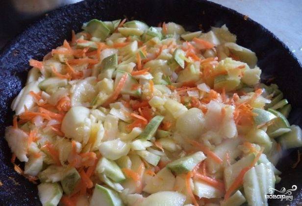 В сковороде разогрейте масло. Выложите в неё все овощи и тушите их в течение 30 минут на маленьком огне под крышкой.