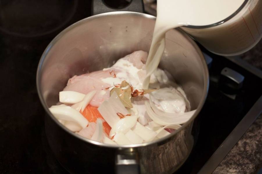 2. Рыбу вымойте и поместите в кастрюлю, добавьте нарезанный репчатый лук, 3 лавровых листа и шафран. Залейте 1 литром молока. Разогревать до кипения, а после варить еще 3 минуты на среднем огне.