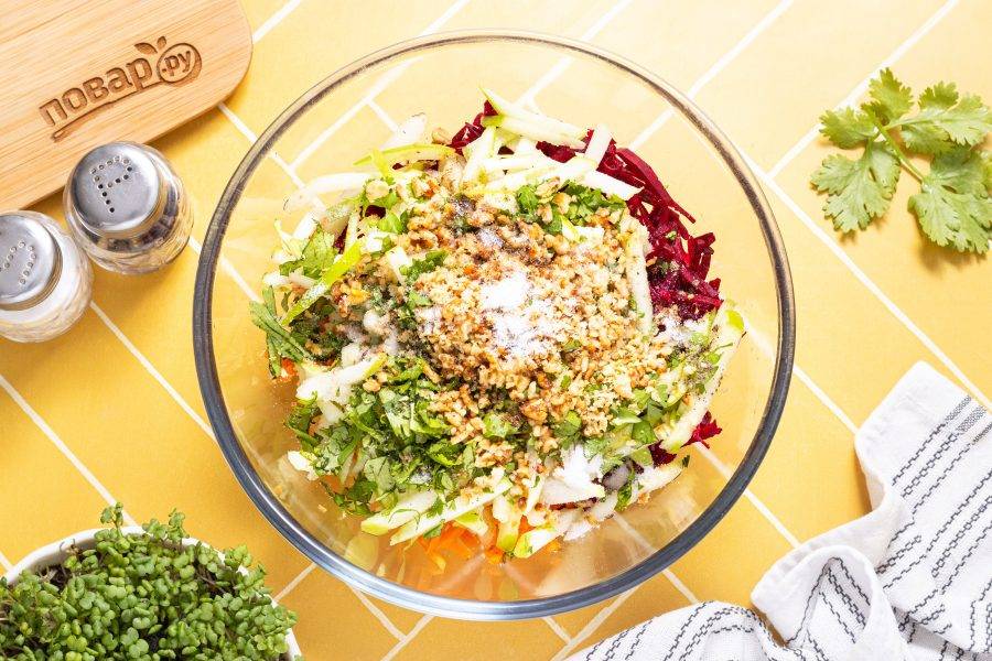 Влейте лимонный сок и оливковое масло. Посолите и поперчите по вкусу, приправьте молотым кориандром.
