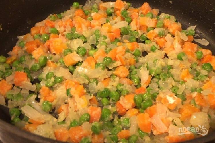 4.	Добавьте к луку замороженные овощи, готовьте еще 2-3 минуты.