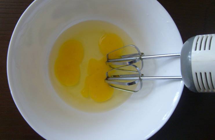 При помощи миксера взбиваем  яйца.