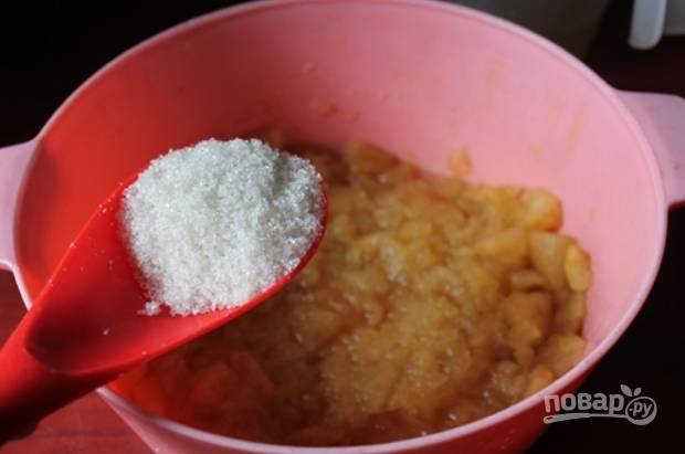5.	Снова закройте крышку и отправьте еще на 5 минут, затем достаньте и добавьте сахарный песок.