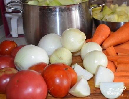 Чистим лук и морковь, подготовим помидоры.