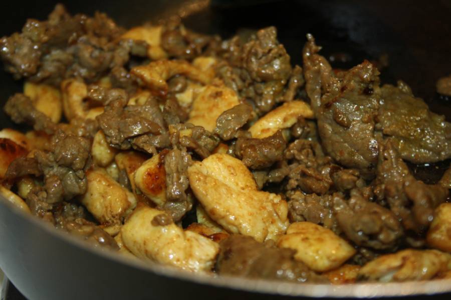 1. До золотистого цвета обжарим кусочки мяса и курицы. Специй не жалейте, можно мясо даже предварительно замариновать.
