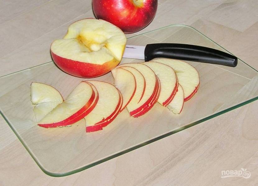 Помойте яблоки, нарежьте их тонкими ломтиками. Я от кожуры не чищу, но (по желанию) можно это сделать. 