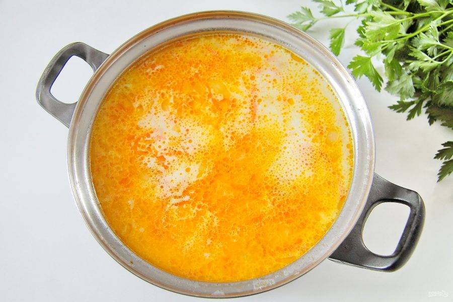 Рисовый суп на курином бульоне и суп с курицей, рисом и плавленым сыром