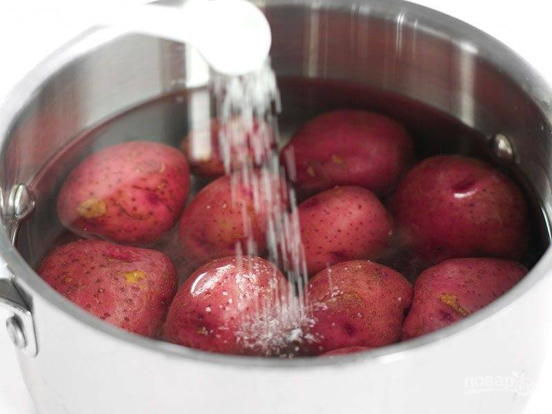 2.	Выложите картошку в кастрюлю, залейте ее водой и добавьте уксус, посолите. Доведите все до кипения и варите около 15 минут, чтобы картофель был мягкий, но не разваливался.