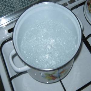 Теперь кипятим воду. Когда вскипит засыпаем в нее соль и сахар в указанных пропорциях. Вода должна кипятится около 3 минут, после чего отключаем плиту и даем воде остыть.