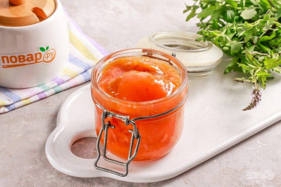 Выложите абрикосы в сиропе в горячую банку и сразу же закройте емкость крышкой. Остудите и перенесите в кладовую до зимы.