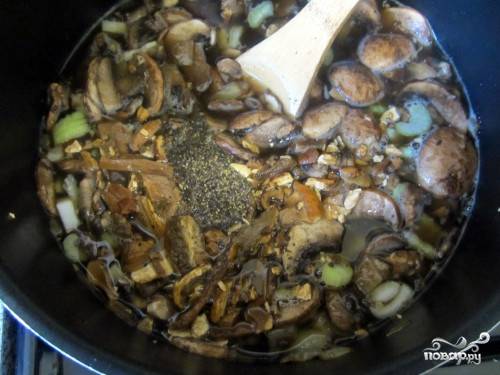 2. Тем временем на небольшом количестве сливочного масла обжарим лук, затем добавим измельченные шампиньоны, измельченные орешки, чеснок и размоченные беленькие грибочки. Перемешаем хорошенько, добавим все специи. 
