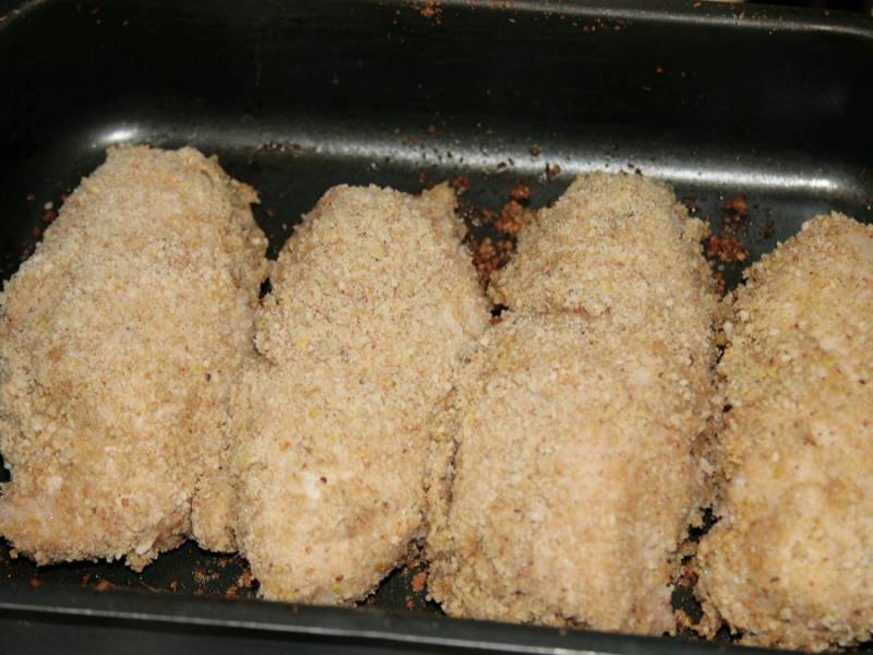 4. Отправить форму в разогретую духовку. Чтобы запеченная куриная грудка в домашних условиях была более сочной, можно накрыть форму фольгой. 