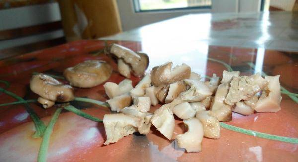 Обжариваем до золотистого цвета репчатый лук, соленые грибочки промываем и даем им обсохнуть. Смешиваем картофельное пюре с грибами и луком. Начинка готова!
