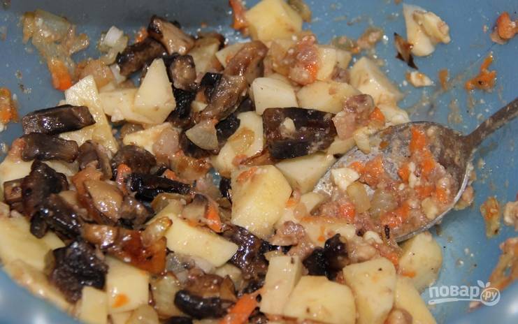 Перемешиваем обжаренный луки и грибы с морковью и картофелем. Солим и перчим по вкусу.