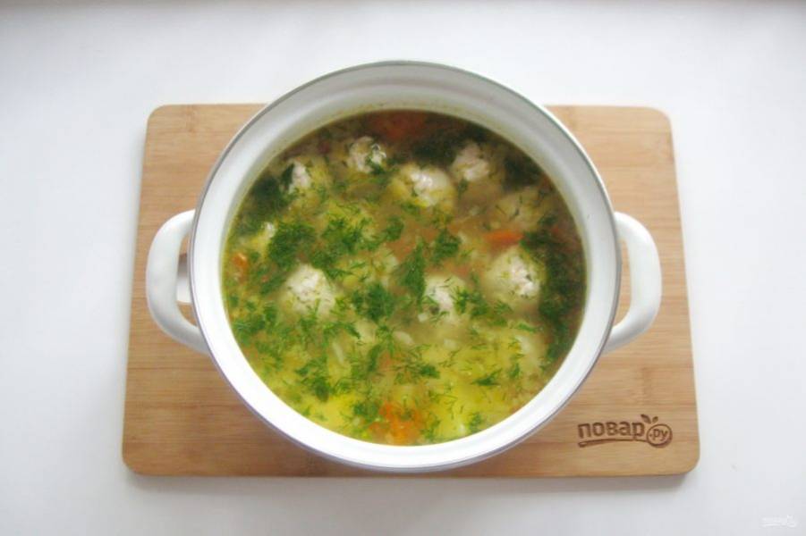 В готовый суп добавьте нарезанный укроп или петрушку.