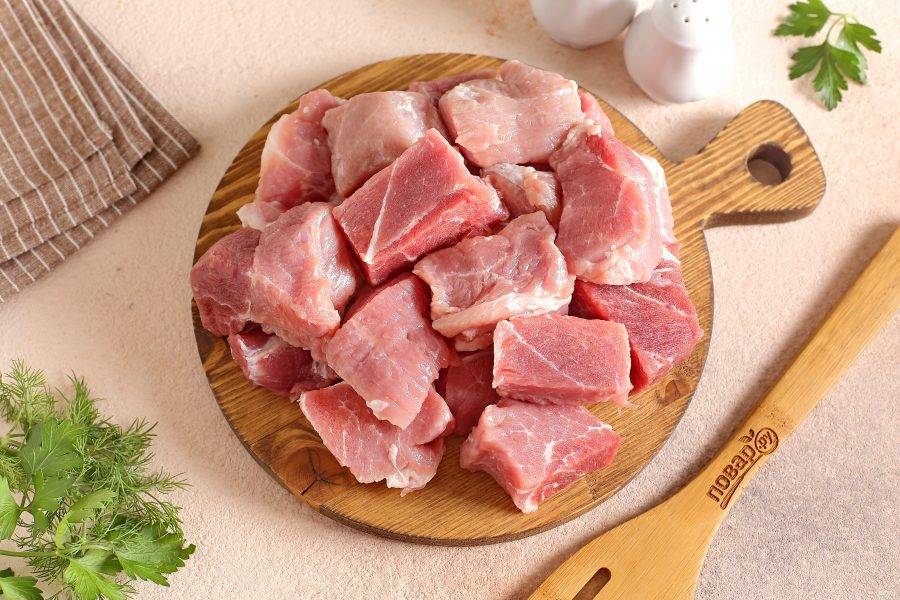 Мясо промойте и нарежьте порционными кусочками.