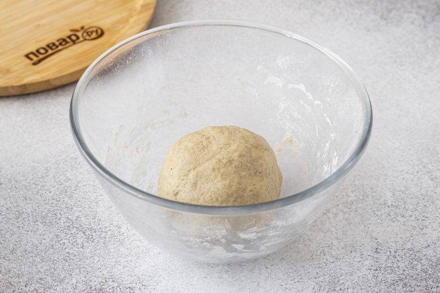 Замесите однородное тесто. Накройте миску пленкой и оставьте в теплом месте подниматься на 1 час.