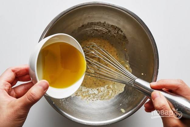 4.	Добавьте к соусу оливковое масло, измельченную свежую кинзу и перемешайте.