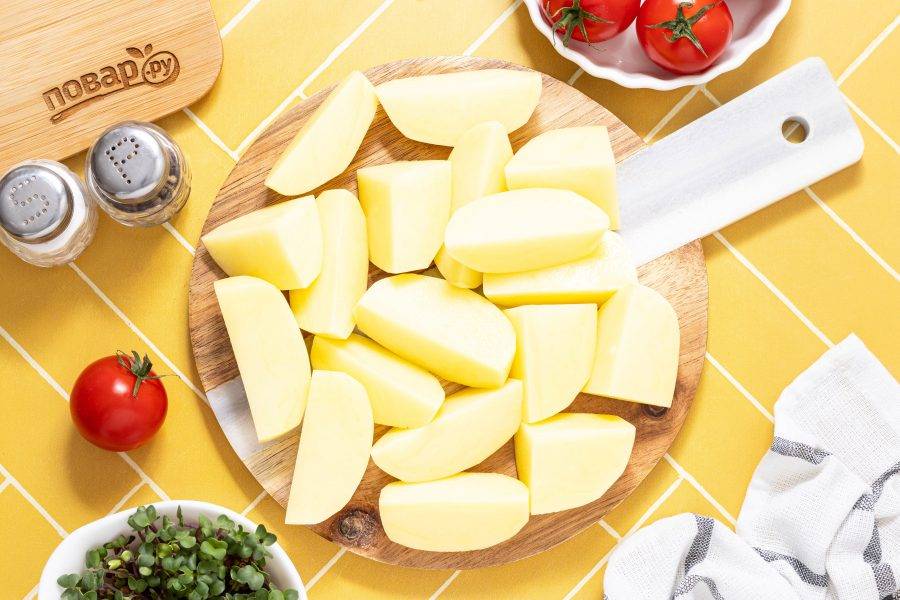Нарежьте картофель дольками.
