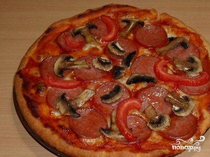 Пицца с колбасой, грибами, помидорами и сыром